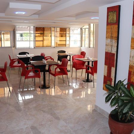 Torre De Granada Hotel Кали Екстериор снимка