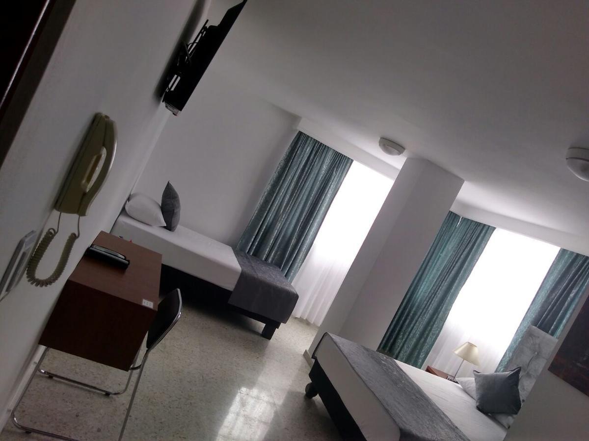 Torre De Granada Hotel Кали Екстериор снимка