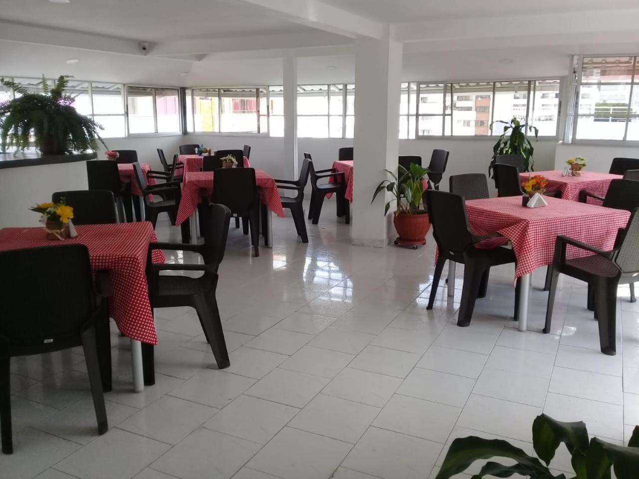 Torre De Granada Hotel Кали Екстериор снимка
